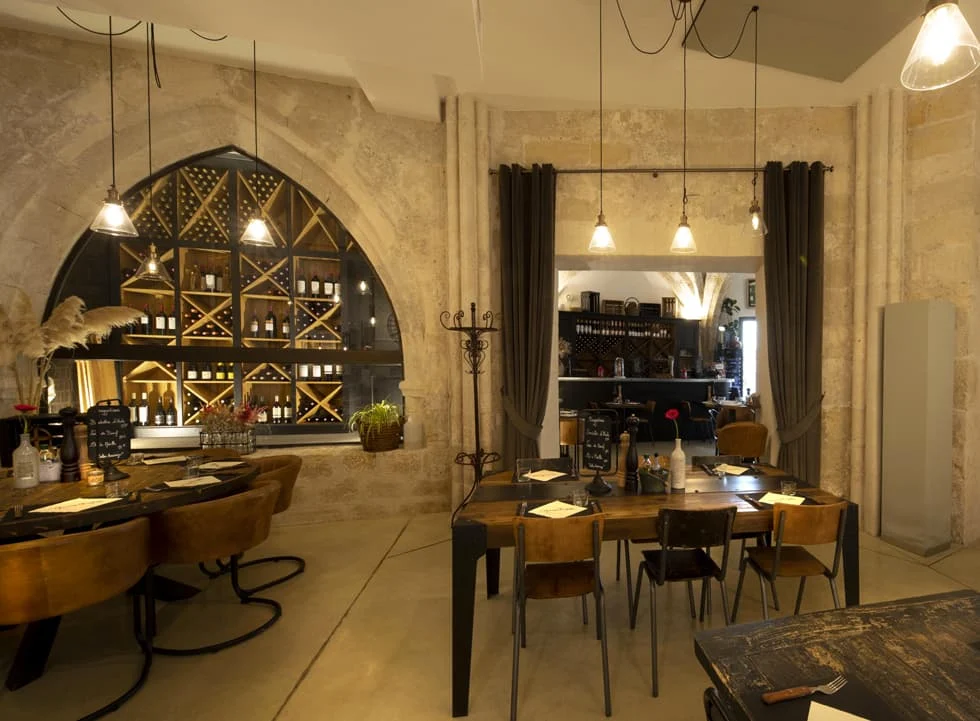 Les murs de pierre et de béton du restaurant